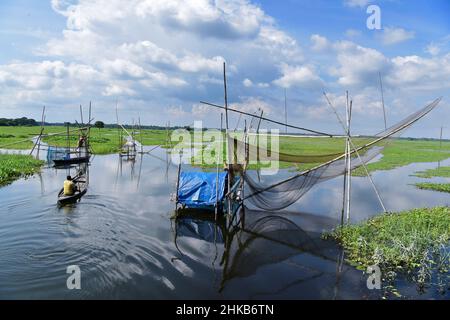 MUNSHIGANJ, BANGLADESH - le 19 août 2017 : filet de pêche pour attraper des poissons à l'Arial, Sreenagar sous caution à Munshiganj, Bangladesh, le 19 août 2017. Arial Banque D'Images