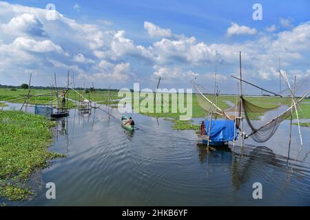 MUNSHIGANJ, BANGLADESH - le 19 août 2017 : filet de pêche pour attraper des poissons à l'Arial, Sreenagar sous caution à Munshiganj, Bangladesh, le 19 août 2017. Arial Banque D'Images