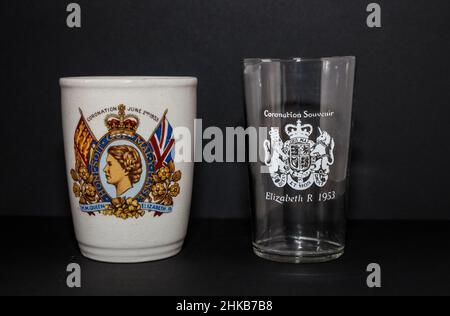 Collection de souvenirs et verre de celebtaing The Coronation of Queen Elizabeth II en juin 1953 Banque D'Images