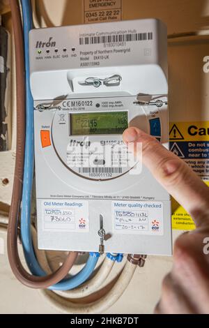 3rd février 2022. Hausse sans précédent des prix de l'essence.Un relevé de compteur est prélevé sur un compteur d'électricité domestique.Eastbourne East Sussex, Royaume-Uni.Crédit : Repans/Alamy Live News Banque D'Images