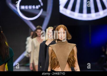 Rome, Italie.02nd févr. 2022.Les modèles descendent la passerelle pendant le spectacle de mode automne-hiver 2022-2023 du MUUSA dans le cadre de la semaine de la mode AltaRoma - Rome au Teatro 5 de Cinecittà à Rome.Crédit : SOPA Images Limited/Alamy Live News Banque D'Images