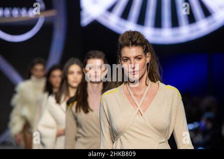 Rome, Italie.02nd févr. 2022.Les modèles descendent la passerelle pendant le spectacle de mode automne-hiver 2022-2023 du MUUSA dans le cadre de la semaine de la mode AltaRoma - Rome au Teatro 5 de Cinecittà à Rome.Crédit : SOPA Images Limited/Alamy Live News Banque D'Images