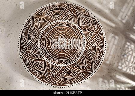 Affichez un podium plat sur fond de pierre travertin biège avec ombre.Spa de promotion de produits, vitrine de méditation. Banque D'Images