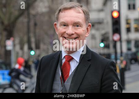 Westminster, Londres, Royaume-Uni.03rd févr. 2022.Chris Bryant, député, travail.À la suite des annonces faites par le Chancelier Rishi Sunaks à la Chambre des communes, les députés et les politiciens sont vus quitter le Parlement aujourd'hui.Credit: Imagetraceur/Alamy Live News Banque D'Images