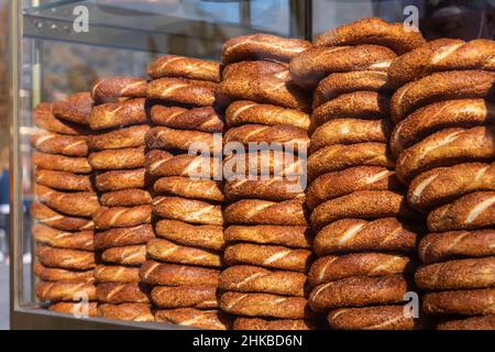 Bagels fraîchement adossés aux graines de sésame (simit) sur un stand de rue à vendre à Istanbul, Turquie Banque D'Images