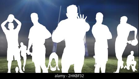Image numérique composite de joueurs de rugby masculins coupés dans le stade contre le ciel Banque D'Images