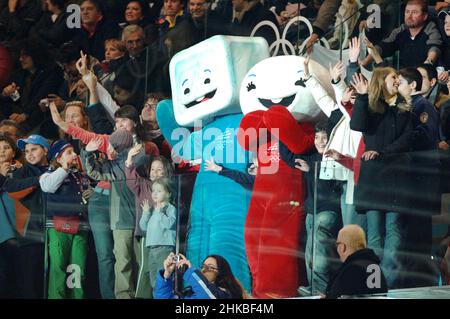 Turin Italie 2006-02-15: Jeux Olympiques d'hiver Turin 2006, logo de la mascotte des Jeux Olympiques avec des fans dans les stands Banque D'Images