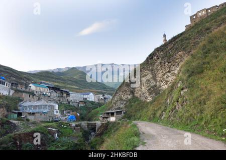 Route de gravier de terre à travers les montagnes rouges. Route dans un village isolé peuplé dans les montagnes. Village de haute montagne à Dagestan. Route de l'autre côté de la va Banque D'Images