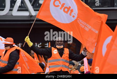 Les travailleurs essentiels, qui ont continué à travailler pendant la crise sanitaire et les lockdowns, manifestent dans les rues de Paris, France, le 3 février 2022, à l'appel de la CFDT (Confédération française démocratique du travail), pour exiger une meilleure reconnaissance de leur profession et de meilleures conditions de travail.Photo de Patrice Pierrot/ABACAPRESS.COM Banque D'Images