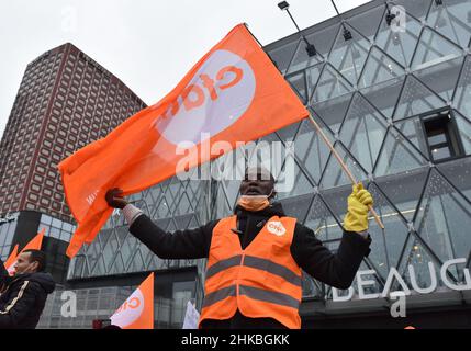 Les travailleurs essentiels, qui ont continué à travailler pendant la crise sanitaire et les lockdowns, manifestent dans les rues de Paris, France, le 3 février 2022, à l'appel de la CFDT (Confédération française démocratique du travail), pour exiger une meilleure reconnaissance de leur profession et de meilleures conditions de travail.Photo de Patrice Pierrot/ABACAPRESS.COM Banque D'Images