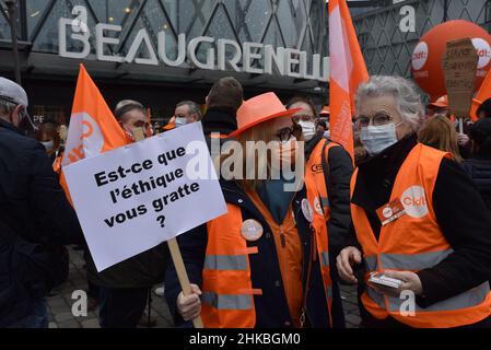 Les travailleurs essentiels, qui ont continué à travailler pendant la crise sanitaire et les lockdowns, manifestent dans les rues de Paris, France, le 3 février 2022, à l'appel de la CFDT (Confédération française démocratique du travail), pour exiger une meilleure reconnaissance de leur profession et de meilleures conditions de travail.Photo de Patrice Pierrot/ABACAPRESS.COM Banque D'Images