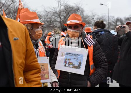 Les travailleurs essentiels, qui ont continué à travailler pendant la crise sanitaire et les lockdowns, manifestent dans les rues de Paris, France, le 3 février 2022, à l'appel de la CFDT (Confédération française démocratique du travail), pour exiger une meilleure reconnaissance de leur profession et de meilleures conditions de travail.Photo de Patrice Pierrot/ABACAPRESS.COM Banque D'Images