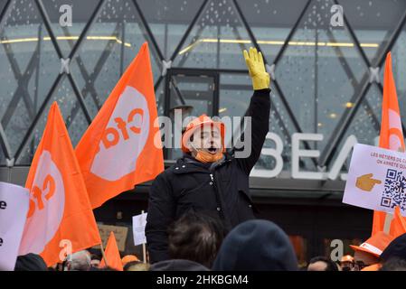 Les travailleurs essentiels, qui ont continué à travailler pendant la crise sanitaire et les lockdowns, manifestent dans les rues de Paris, France, le 3 février 2022, à l'appel de la CFDT (Confédération française démocratique du travail), pour exiger une meilleure reconnaissance de leur profession et de meilleures conditions de travail.Photo de Patrice Pierrot/ABACAPRESS.COM Banque D'Images