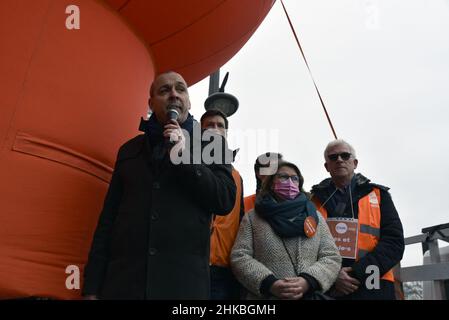 Laurent Berger, Secrétaire général de la CFDT - travailleurs essentiels,Qui ont continué à travailler pendant la crise sanitaire et les lockdowns, manifestent dans les rues de Paris, France le 3 février 2022, à l'appel de la CFDT (Confédération française démocratique du travail), pour exiger une meilleure reconnaissance de leur profession et de meilleures conditions de travail.Photo de Patrice Pierrot/ABACAPRESS.COM Banque D'Images