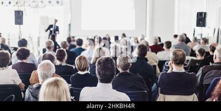 Conférencier lors d'une conférence d'affaires avec présentations publiques.Public à la salle de conférence.Concept d'entreprise et d'entrepreneuriat. Banque D'Images