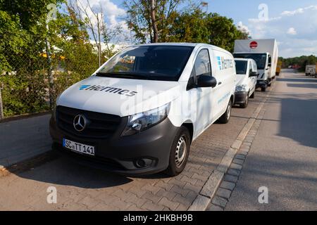 Nuernberg, Allemagne - 4 août 2019 : succursale Hermes sur un camion de livraison Mercedes Benz. Banque D'Images