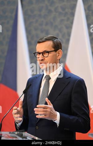 Prague, République tchèque.03rd févr. 2022.Le Premier ministre polonais Mateusz Morawiecki prend la parole lors de la conférence de presse après sa rencontre avec son homologue tchèque Petr Fiala à Prague, République tchèque, le 3 février 2022.Petr Fiala et Mateusz Morawiecki ont signé l'accord bilatéral sur la mine de lignite de Turow près de la frontière tchèque.Crédit : Michal Kamaryt/CTK photo/Alay Live News Banque D'Images