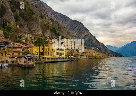 La ville de Limone sul Garda, au nord-est de l'Italie, sur les rives du lac de Garde, dans la région Lombardie de l'Italie Banque D'Images