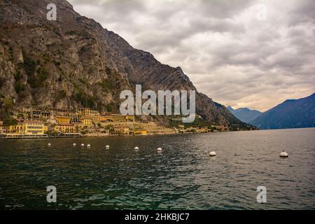 La ville de Limone sul Garda, au nord-est de l'Italie, sur les rives du lac de Garde, dans la région Lombardie de l'Italie Banque D'Images