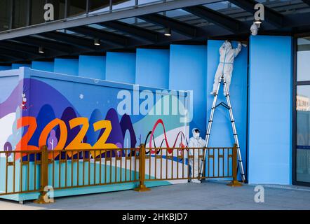 Pékin, Chine.02nd févr. 2022.Les membres du personnel portant une combinaison protectrice contre la COVID-19 répare le mur de la capitale de Beijing avant les Jeux olympiques d'hiver de 2022, Chine, le 2 février 2022.Crédit : Roman Vondrous/CTK photo/Alay Live News Banque D'Images