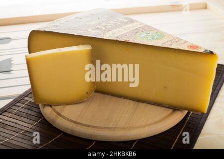 Olomouc Czech Rep Jan 21st 2015 disque de fromage Comte AOP Reserve sur une assiette en bois Banque D'Images