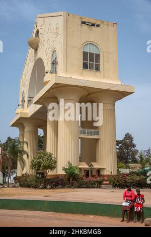 Arch 22 à l'entrée de la ville de Banjul capitale de la Gambie Banque D'Images