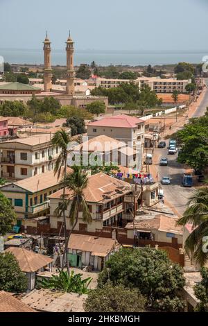 Maisons et mosquée dans la ville de Banjul capitale de la Gambie Banque D'Images