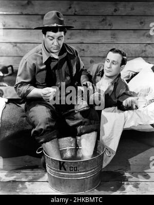 BUD ABBOTT et LOU COSTELLO dans BUCK PRIVATES (1941), dirigé par ARTHUR LUBIN.Crédit: INTERNATIONAL UNIVERSEL / Album Banque D'Images