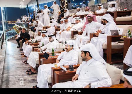 Doha, Qatar - 11 avril 2016 : Festival de course de chevaux de l'épée d'or du Qatar 2016 dans le parc de course Equestrian Club Al Rayyan. Banque D'Images