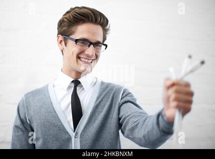 Alerte technique.Un jeune homme de nerdy tenant les câbles usb vers la caméra. Banque D'Images