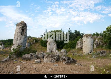 Le désert de pierre Pobiti Kamani - fabuleux phénomène de roche dans la province de Varna, Bulgarie - destination touristique Banque D'Images