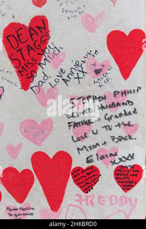 National Covid Memorial Wall à Lambeth, Londres, Royaume-Uni.Coeurs rouges dessinés sur un mur représentant chaque mort de COVID 19, avec des noms ajoutés.Papa.Amour Banque D'Images