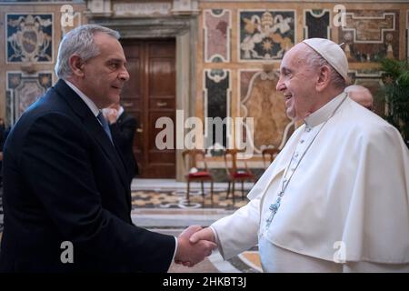 Vatican, Italie.03rd févr. 2022.Le pape François audience avec les gestionnaires et le personnel de l'inspection de la sécurité publique avec le chef de police Lamberto Giannini au Vatican, 3th, février 2022 LIMITÉ À L'USAGE ÉDITORIAL - Vatican Media/Spaziani.Credit: dpa/Alay Live News Banque D'Images