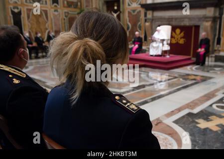 Vatican, Italie.03rd févr. 2022.Le pape François audience avec les gestionnaires et le personnel de l'inspection de la sécurité publique avec le chef de police Lamberto Giannini au Vatican, 3th, février 2022 LIMITÉ À L'USAGE ÉDITORIAL - Vatican Media/Spaziani.Credit: dpa/Alay Live News Banque D'Images