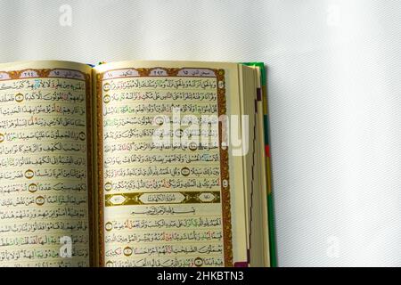 Le Coran, également romanisé Coran ou Coran, est le texte religieux central de l'islam, considéré par les musulmans comme une révélation de Dieu (Allah). Banque D'Images