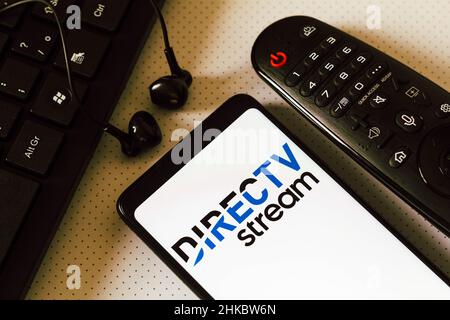 Brésil.03rd févr. 2022.Dans cette illustration, le logo de Directv Stream, affiché sur un smartphone à côté d'une télécommande de téléviseur, d'écouteurs et d'un clavier.(Photo de Rafael Henrique/SOPA Images/Sipa USA) crédit: SIPA USA/Alay Live News Banque D'Images