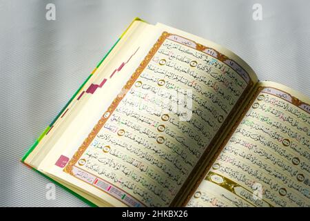 Le Coran, également romanisé Coran ou Coran, est le texte religieux central de l'islam, considéré par les musulmans comme une révélation de Dieu (Allah). Banque D'Images