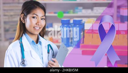 Image composite de ruban bleu et jeune femme asiatique souriante médecin debout dans un hôpital chimiste Banque D'Images