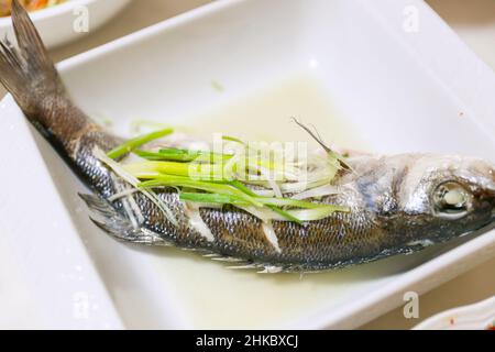 Poisson cuit à la vapeur cuisine chinoise de style Sidéview - image Banque D'Images