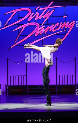 Michael O'Reilly, comme Johnny Castle, et Kira Malou, comme Frances 'Baby' Houseman avec la troupe de Dirty Dancing - l'histoire classique sur scène pendant un photocall au Dominion Theatre, Londres, comme le spectacle revient à l'extrémité ouest.Date de la photo : jeudi 3 février 2022. Banque D'Images