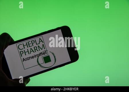 Rheinbach, Allemagne 2 février 2022, le logo de la société allemande "Cheplapharm Arzneimittel" sur l'écran d'un smartphone Banque D'Images