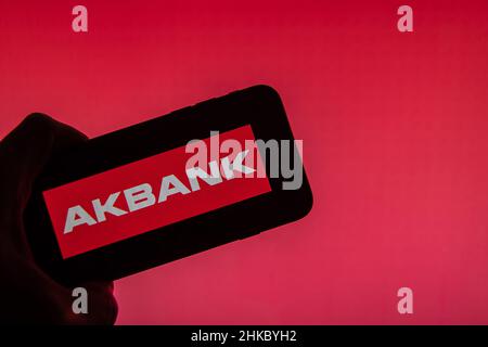Rheinbach, Allemagne 2 février 2022, le logo de la banque turque « Akbank » sur l'affichage d'un smartphone (en particulier le logo de la marque) Banque D'Images