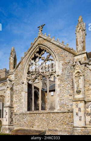 Ouvertures de fenêtres en quatrefoil dans le transept sud sans toit de l'église St Margare, CLEY-Next-the-Sea, un village côtier de Norfolk, East Anglia, Engla Banque D'Images