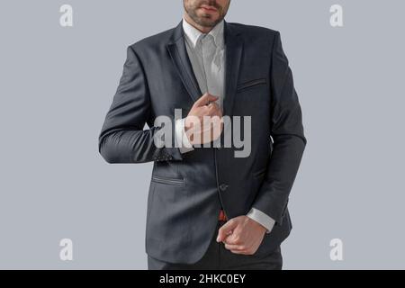 Jeune homme élégant habillé de vêtements modernes habillé veste de fesse Banque D'Images