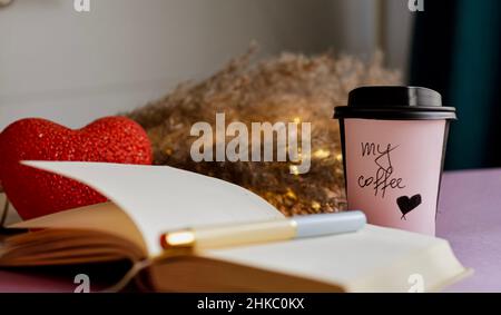 Tasse de café et carnet ouvert sur table.Photo de haute qualité Banque D'Images