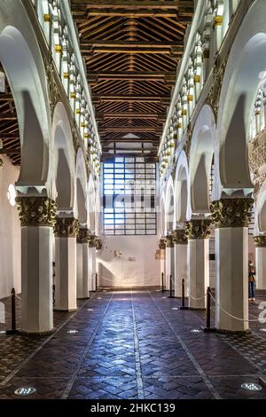 Arches blanches à l'ancienne Sinagoga de Santa Maria la Blanca, Synagogue dans le centre historique de Tolède, Espagne.Érigé en 1180 et considéré comme l'ancien Banque D'Images