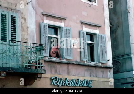 1988 septembre - Istria County - Homme sur balcon, région de Pula, Istria County, Yougoslavie, maintenant Croatie. Banque D'Images