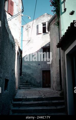 Septembre 1988 - Istria County - marches dans la rue étroite, région de Pula, Istria County, Yougoslavie, maintenant Croatie. Banque D'Images