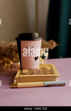 Tasse de café et carnet ouvert sur table.Photo de haute qualité Banque D'Images