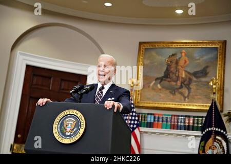 Washington, DC, États-Unis.3rd févr. 2022.Le président des États-Unis Joe Biden s'exprime dans la salle Roosevelt de la Maison Blanche à Washington, DC, États-Unis, le jeudi 3 février,2022. Biden a déclaré qu'une « menace terroriste de type « japor » a été éliminée lors d'un raid américain dans le nord-ouest de la Syrie, au cours duquel le chef de l'État islamique Abu Ibrahim al-Hashimi al-Qurayshi a été tué.Credit: Al Drago/Pool via CNP/dpa/Alay Live News Banque D'Images